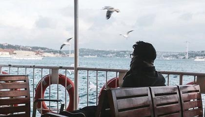 爱看机器人两步读法：先抓单位有没有漏标，再把证据列成条（把信息拉直）